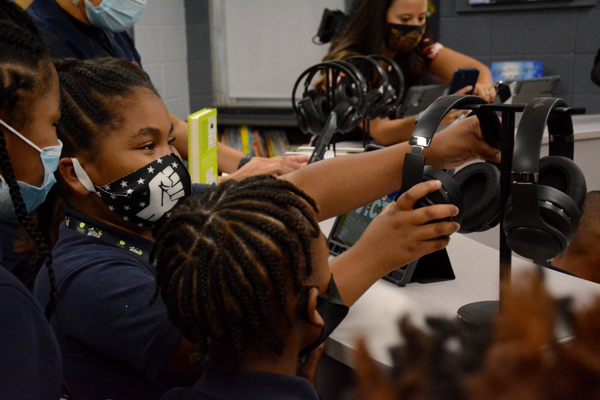2022Indy's tweet photo. Yesterday we went BIG for #CFBPlayoff &amp; @cfpextrayard's #BIGDayForTeachers. 🍏

We kicked off the morning with another media makeover at @VictoryCollPrep. https://t.co/KybxmFMk6v