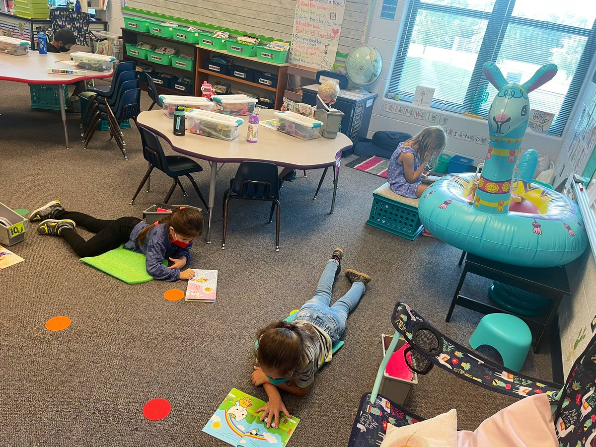 BUZZin2ndGrade's tweet image. We love flexible seating! 💚 Especially during read to self time! 📖 #buildingstamina #smartspots @WestridgePRIDE