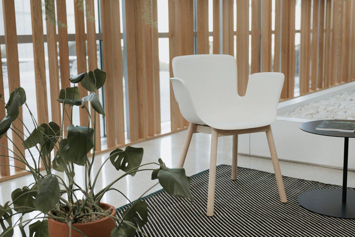 The Juli Plastic Chair blends comfortable design with the durability of plastic, making it ideal for creative and collaborative spaces.