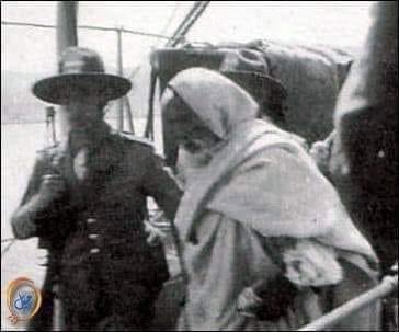 Ben_Mussa's tweet image. &quot;هكذا أنتم أيها التعساء .. ليس لديكم على الأقل رصاصتين تقتلوني بهما&quot;

آخر ما قاله عمر المختار للجنود الطليان المحيطين به عند صعوده على منصة المشنقة

الصورة لشيخ الشهداء عند نزوله من الطراد الذي حمله من سوسة إلى بنغازي ظهر يوم 12 سبتمبر 1931