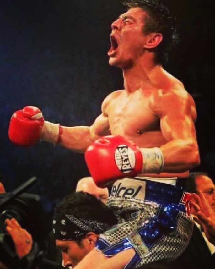 Hoy 15 de Sep. Día que damos el grito los Mexicanos🇲🇽 Viva México Cabrones, esta foto es una de las mejores noches de mi vida, contra todos los pronósticos la saqué en el último round🥊 tú de qué te sientes orgulloso? Si pudieras cambiar algo? Que sería? Los Leo comenta y da RT