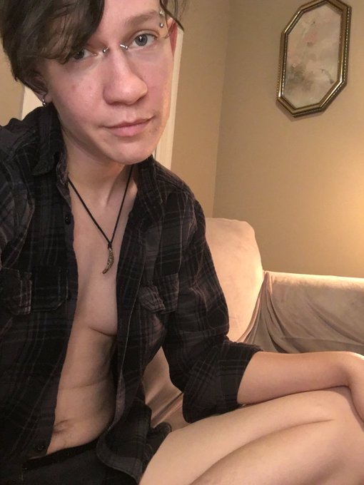 Finally get to wear my flannels again y&rsquo;all https://t.co/pu1WJz3YUT