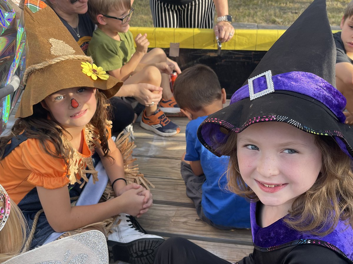 There’s no place like KWE on Homecoming week!! <a href="/LampasasKWE/">Kline Whitis Elem</a> <a href="/LampasasISD/">Lampasas ISD</a> #HOCO21 #whatAdistrict  #lampasasisd #catchyourmagicmomentKWE