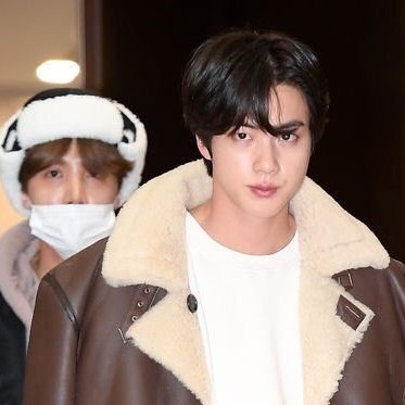 jhoprs's tweet photo. quando o seokjin chegou no aeroporto com esse visual, quebrou a Internet e virou notícia em vários portais por causa do quão lindo ele estava https://t.co/6Hyz1yriLM
