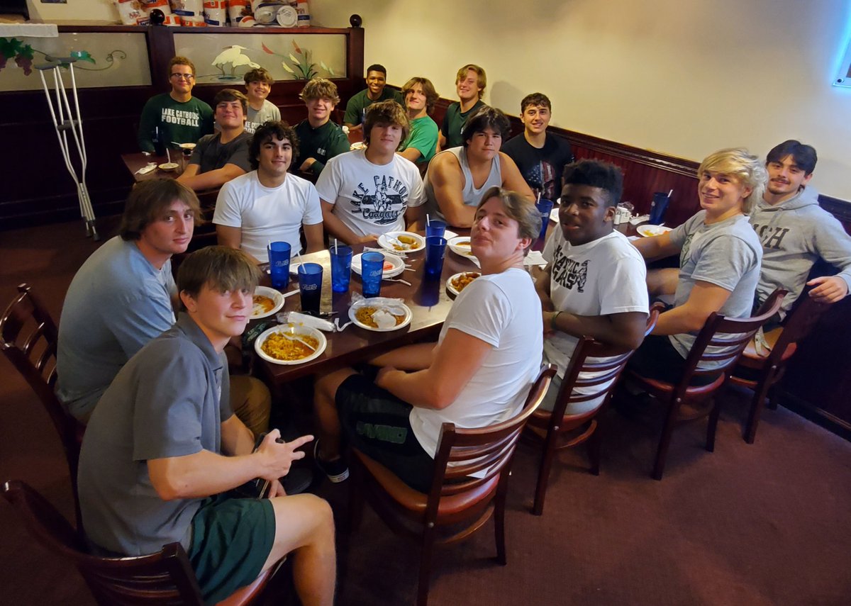 CoachMartinis's tweet photo. Coach Nosse and myself taking the lineman for dinner and bonding after practice.  @LCCougarFB https://t.co/IDq4MfGUFg