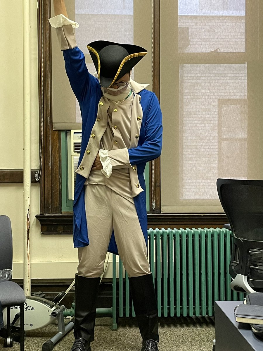 Once a year, I get to dress up, introduce the principles of Hamiltonian mechanics as they pertain to molecular dynamics + Liouville’s Theorem, and gush about the (remarkable, almost unreasonable) beauty of velocity Verlet as a symplectic integration scheme. I love this job. (1/2)