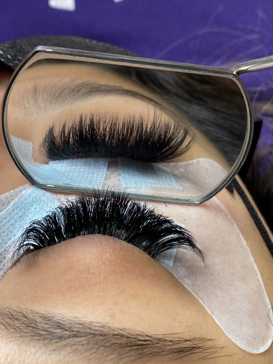 Haven’t posted a mirror view in a while so enjoy this view of this volume set after a fill🥵🔥
•
•
•
#sanantoniotx #satx #satxlashes #lashbabe #lashmapping #eyelashextensions #lashextensions #lashesonlashes #lashesonfleek #rainalashes