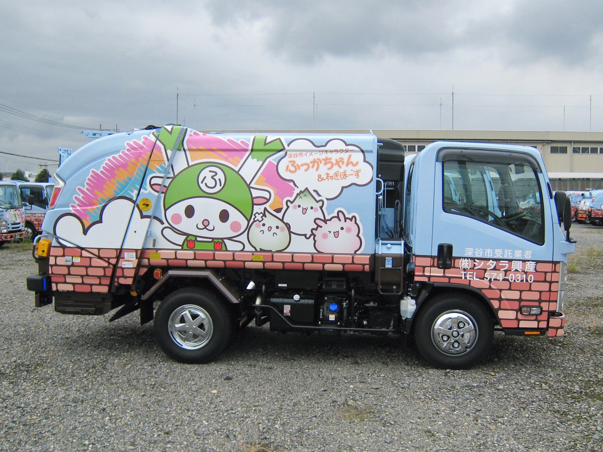 ふっかちゃん おはよ 10月から市内をばびゅんするごみ 収集車をお披露目 みんなで決めたデザインがついに完成したよぉ Y O W O Y車がズラリと並んでごいす 深谷市のごみ収集は週5日 新しい車の活躍も楽しみだねぇ もくようびもよろしくおねぎし