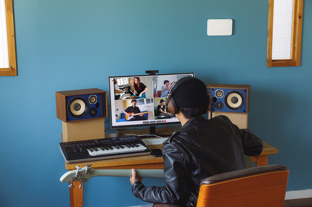 Cisco_Japan's tweet photo. リモートで音合わせ中の #ミュージシャン の部屋に潜入👀

実はこの #WebexDeskCamera、#ノイズキャンセリング 機能が搭載されているので、ちょっとした雑音も取り除いてくれます✨
まさに音合わせにぴったりな機能…！

#ciscosystems #Webカメラ #シンプルライフ #ウェブカメラ #テレワーク https://t.co/JqFy5arlar