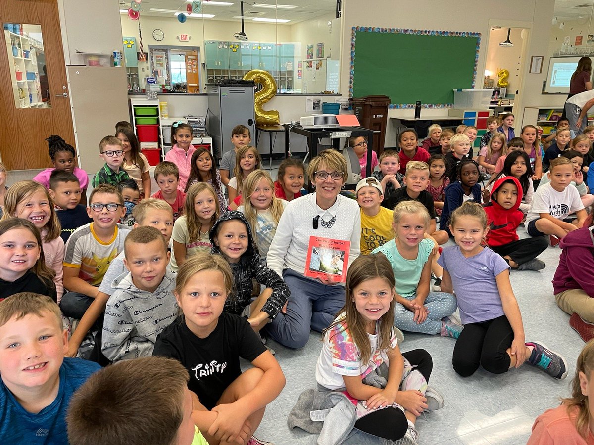 2ndLme's tweet photo. We have had so many fantastic guest readers lately! It's been an awesome way to start 2nd grade! #LMEmagic #montimagic @cbarthur96 @MahersMinions @clarkslmecrew @MrsSchmitzLME @kathy_hammill https://t.co/c8BWG2HVwb