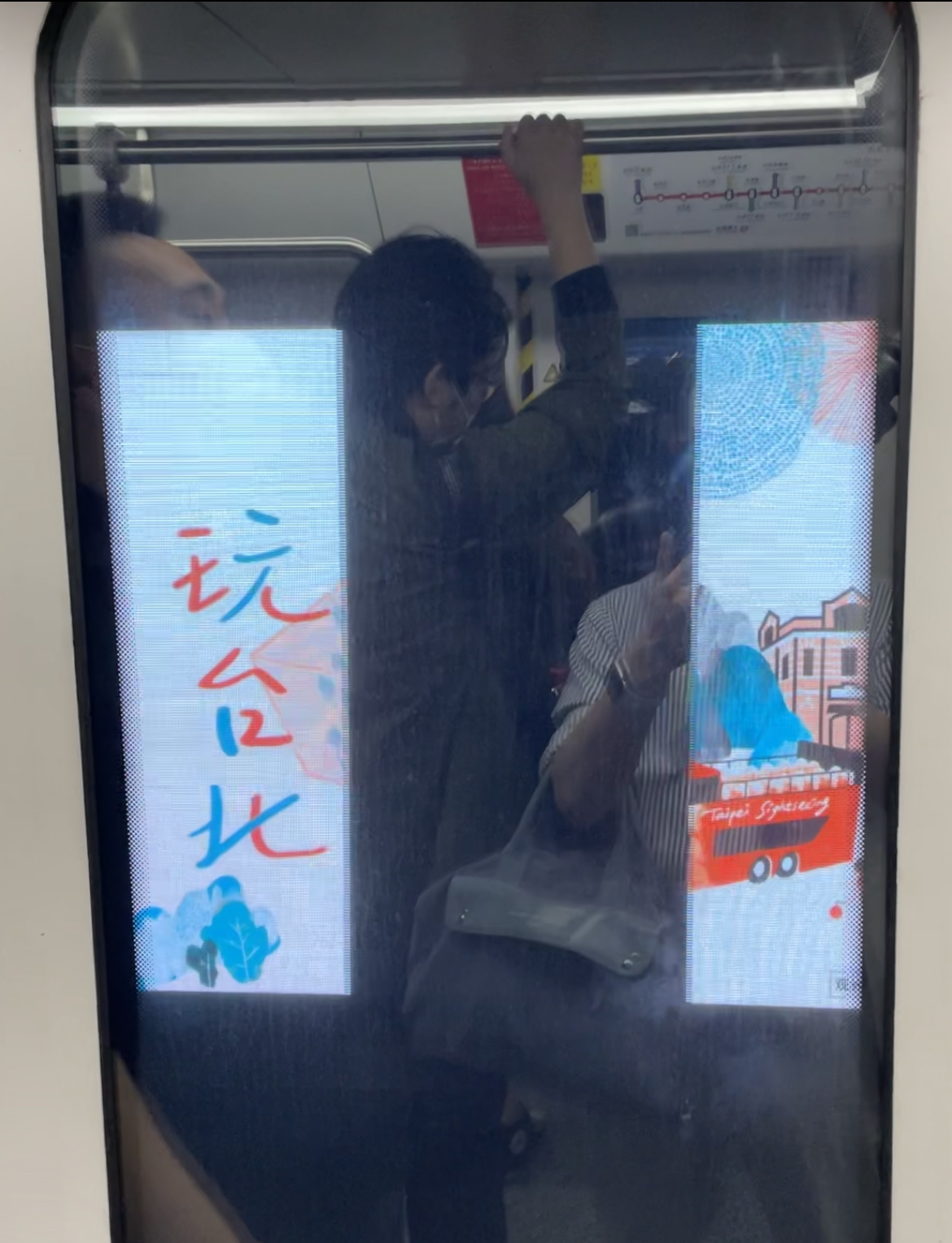 ট ইট র Klaith 21 年9 月15 日照片 上周起 我注意到上海地铁一号线常熟路站至陕西南路站间 出现了一组台北旅游广告 署名台北 市政府观光传播局 目前两岸关系下 我很惊讶台北市还会在大陆投放旅游广告 我如果没记错 大陆往台湾的自由行至今未恢复