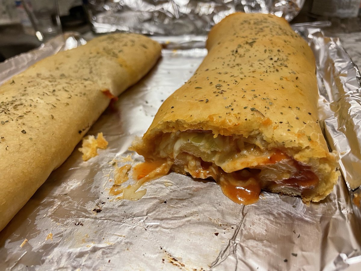 mclynn1955's tweet photo. Stromboli…#supper #justrolleduppizza #fancypizza #notmine #foodie #ieathealthy # https://t.co/16siJgZlNn