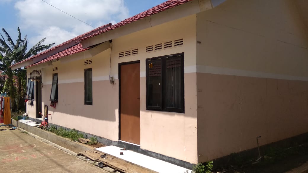 DisperkimJepara's tweet photo. Disperkim melalui UPT Rusun dan Rusus juga mengelola rumah khusus nelayan yang berlokasi di Desa Kedungmalang Kec. Kedung. Terdapat sejumlah 90 Unit Rumah, aula pertemuan warga dan pos jaga satpam. Tiap Rumah bertype 36 terdiri dari 1 Ruang Tamu, 2 Kamar Tidur dan 1 Kamar Mandi. https://t.co/QTsFjPNSoZ