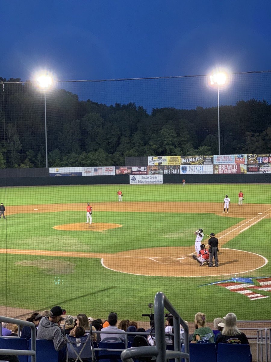 根本真吾 アスリートブランドスポーツ留学 V Twitter 先程のグランド 夜はマイナーリーグの試合があり こんな感じです 大学野球部がマイナーリーグ球団のグランドを使わせてもらってます 野球留学 アメリカ大学野球留学