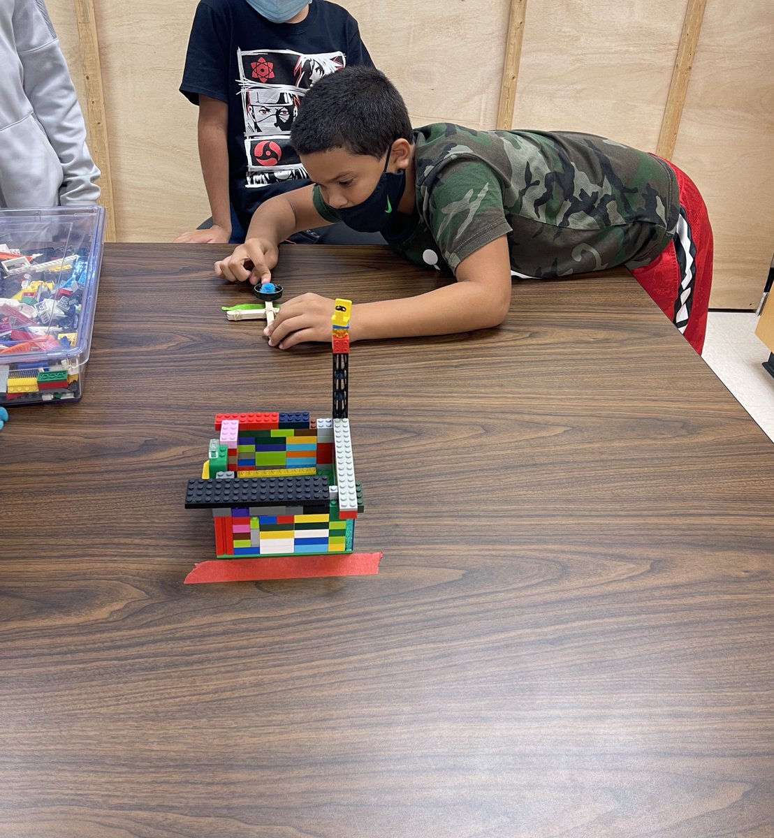 Flores_STEM's tweet photo. Step 1: Work as a team to build a box to hold your dots. Step 2: Launch your dots into your box! How many dots can your TEAM collect? #InternationalDotDay #teamwork #nisdSTEM @NISDMurnin https://t.co/2fSMSHJQTf