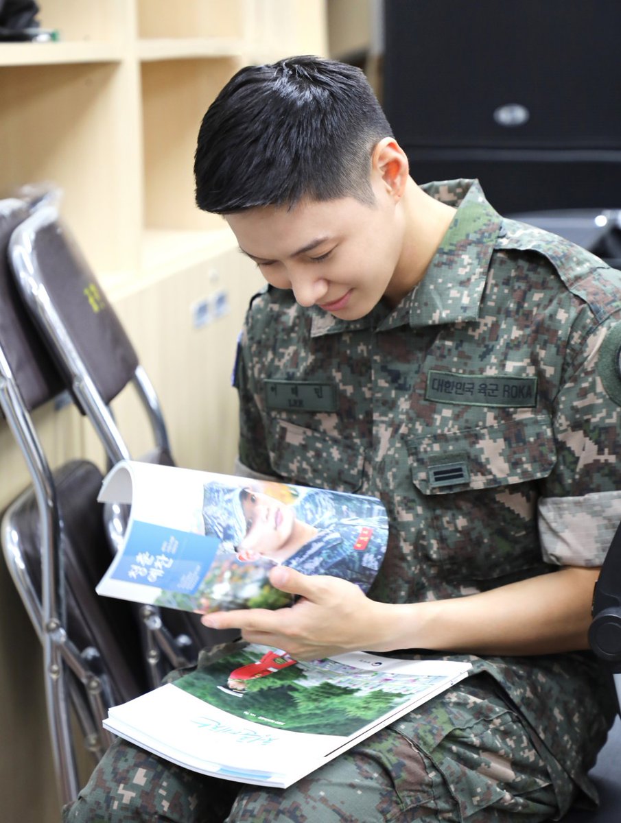 jonghyunpoems's tweet photo. O TAEMIN OLHANDO A REVISTA DO MINHO EU VOU PULAR https://t.co/Jckzywpu4D