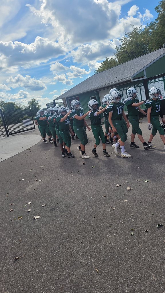 Scripps_MS's tweet photo. Great opening scrimmage for MS 7th grade football! LO Green vs. LO White. Impressed with both sides tonight! Special thanks to Great Harvest Bread Company @GHLakeOrion for a pregame meal! @WaldonMS @Oakview_MS @LkOrionSchools @LodragonsF #oneteamoneorion https://t.co/TEg76jWlLw