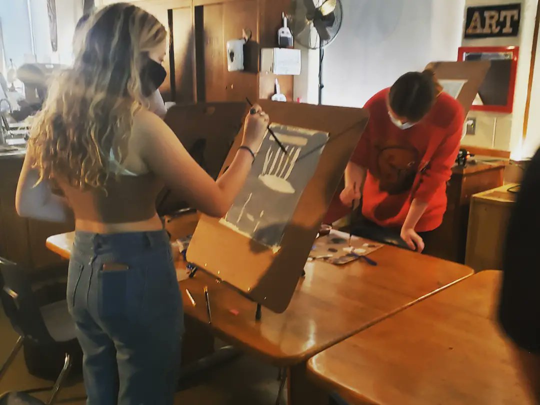 MrsGibbsArt's tweet image. ...and so it BEGINS!! 

(Definitely one of the top things I missed the most during NTI).

#learningtosee #introtopaint #lifepainting #paintpaintpaint #weareatherton #ahsart @atherton_high