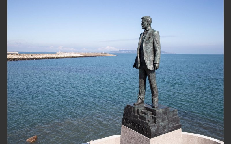 JuanyKeville's tweet photo. IRELAND - #DunLaoghaire: New #RogerCasement statue at #ScotsmansBay. The statue was created by #sculptor Mr #MarkRichards #FRSS following an open competition and is a representational bronze standing over 3m tall... 🇮🇪 https://t.co/6sLFhHoKV5