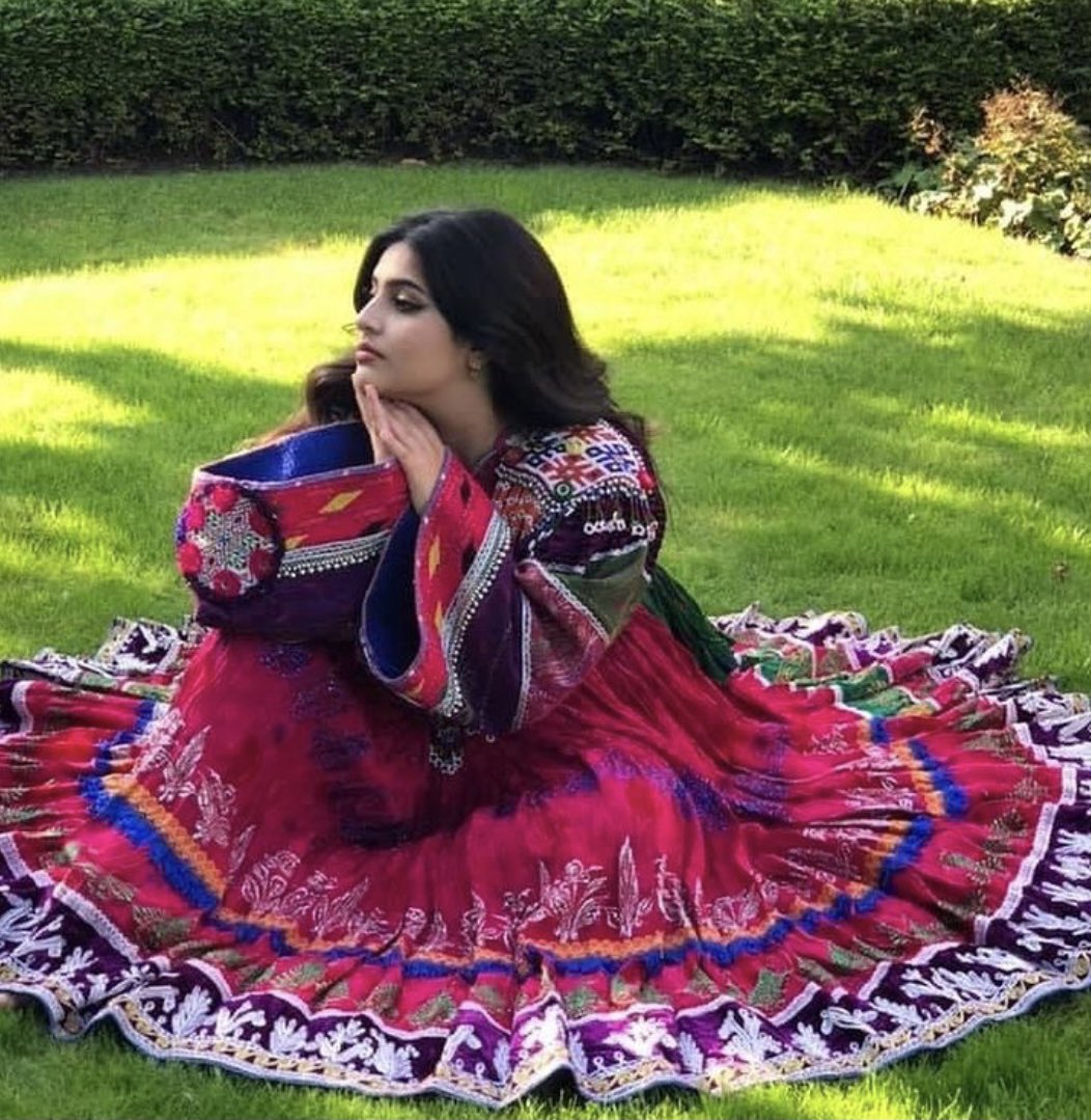 susy6131's tweet image. 朝のWSでやってたアフガニスタンの女性の伝統服がとっても綺麗✨✨
 #DoNotTouchMyClothes