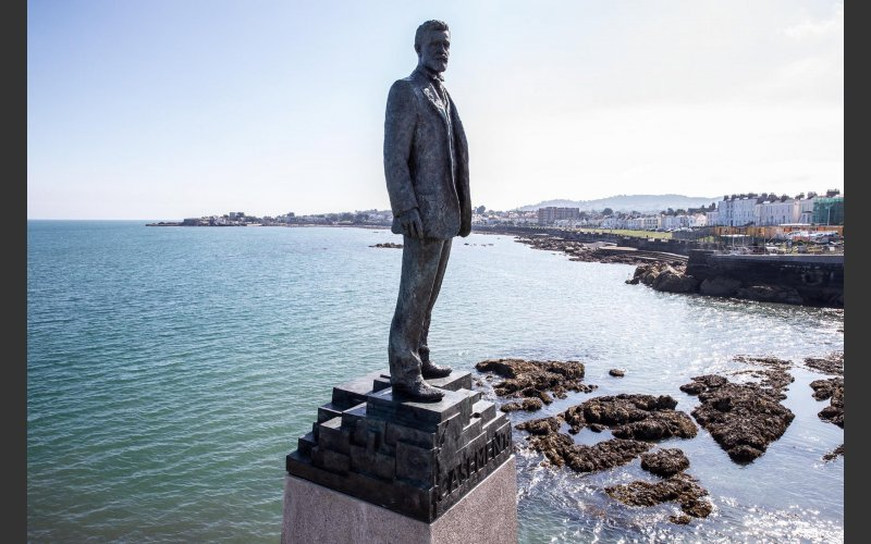 JuanyKeville's tweet photo. IRELAND - #DunLaoghaire: New #RogerCasement statue at #ScotsmansBay. The statue was created by #sculptor Mr #MarkRichards #FRSS following an open competition and is a representational bronze standing over 3m tall... 🇮🇪 https://t.co/6sLFhHoKV5