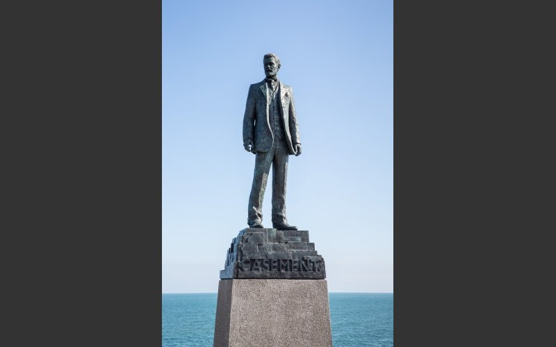 JuanyKeville's tweet photo. IRELAND - #DunLaoghaire: New #RogerCasement statue at #ScotsmansBay. The statue was created by #sculptor Mr #MarkRichards #FRSS following an open competition and is a representational bronze standing over 3m tall... 🇮🇪 https://t.co/6sLFhHoKV5