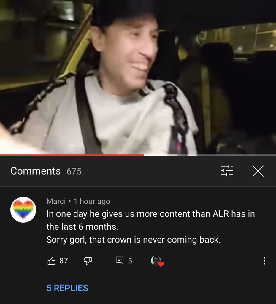 chxrliegold's tweet image. the battle of the dueling live-streams, when they break up again…. will be EVERYTHING🙃