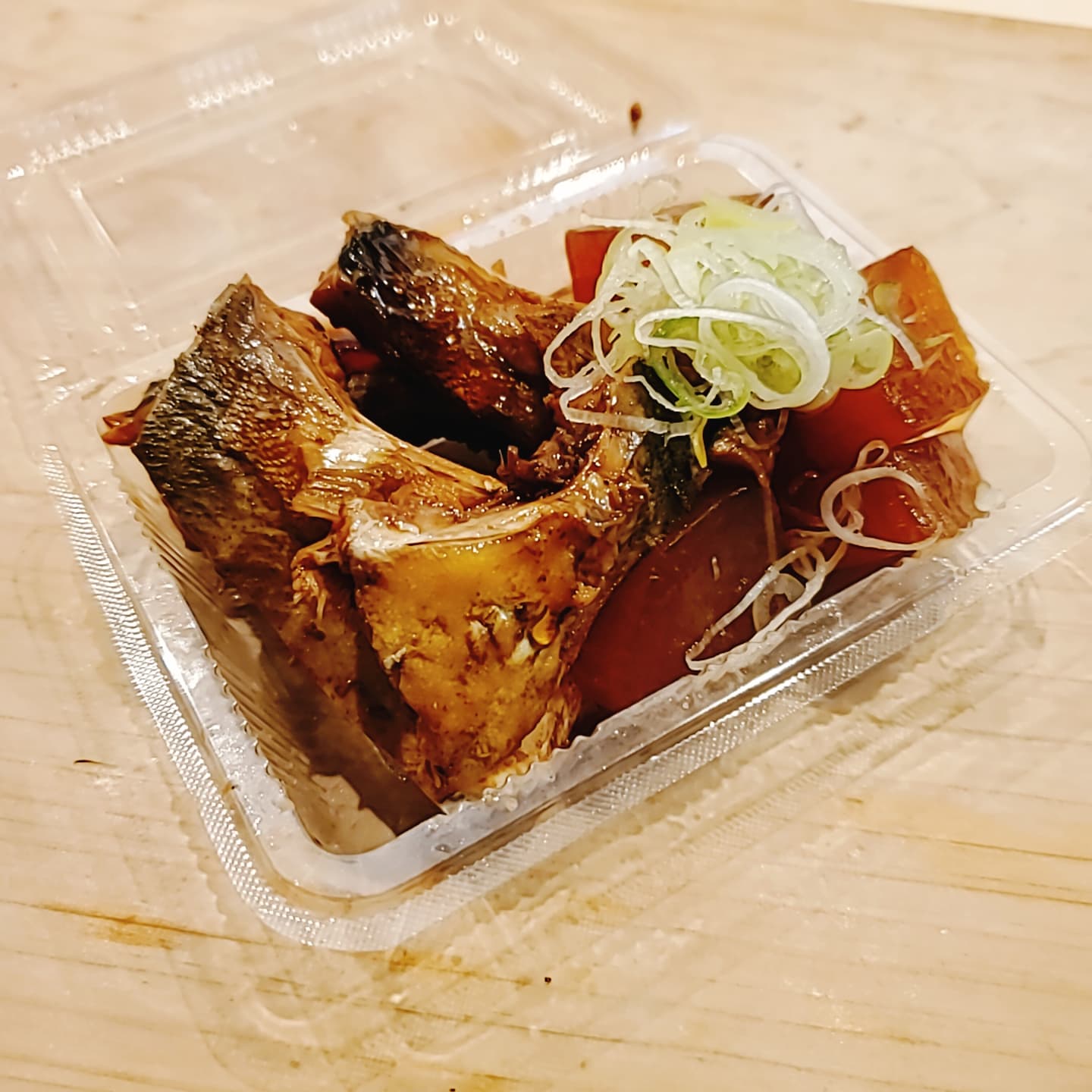 三彩 こんにちは 大将です 本日は シオ カンパチの幼魚のカマ大根 なんと100円にて販売させていただきます 数に限りがありますのでご連絡お待ちしております 早い者勝ちですよ 桑名グルメ 桑名和食 テイクアウト 三彩 敬老の日弁当