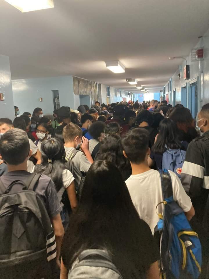 😮😭🏃🏿🙏🏾 SMDH

This is Midwood High School in Brooklyn. I will keep the photographer anonymous, to protect them from any type of retaliation

This is a disaster in the making. 
#RemoteOptionNow
#remotelearning #Strike4SafeSchools #NewYorkCity #NYC #COVID