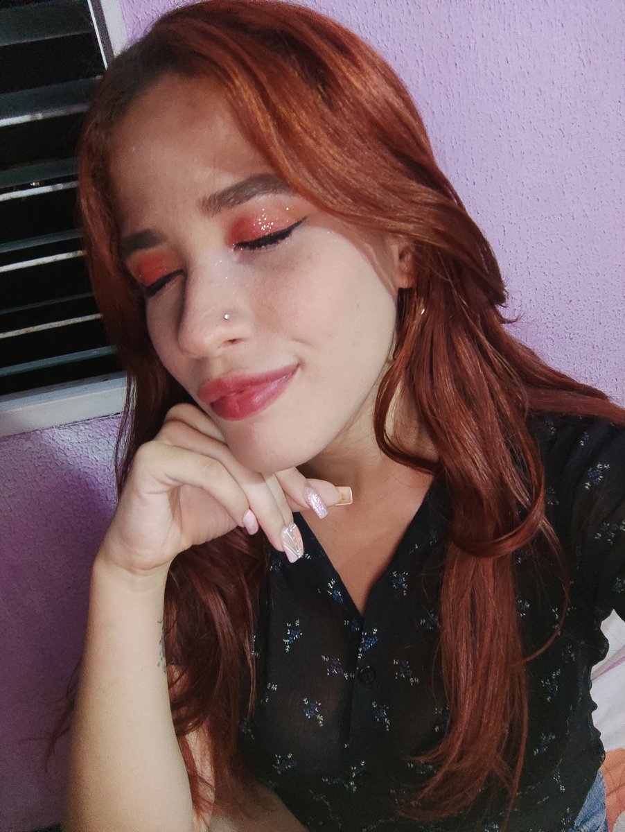 aleccittx's tweet image. Yo siendo feliz porque me gustó mi delineado 🥺.