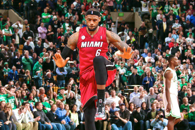 NBAMemes's tweet photo. Why did LeBron stop doing this https://t.co/N8hR1Oc44f