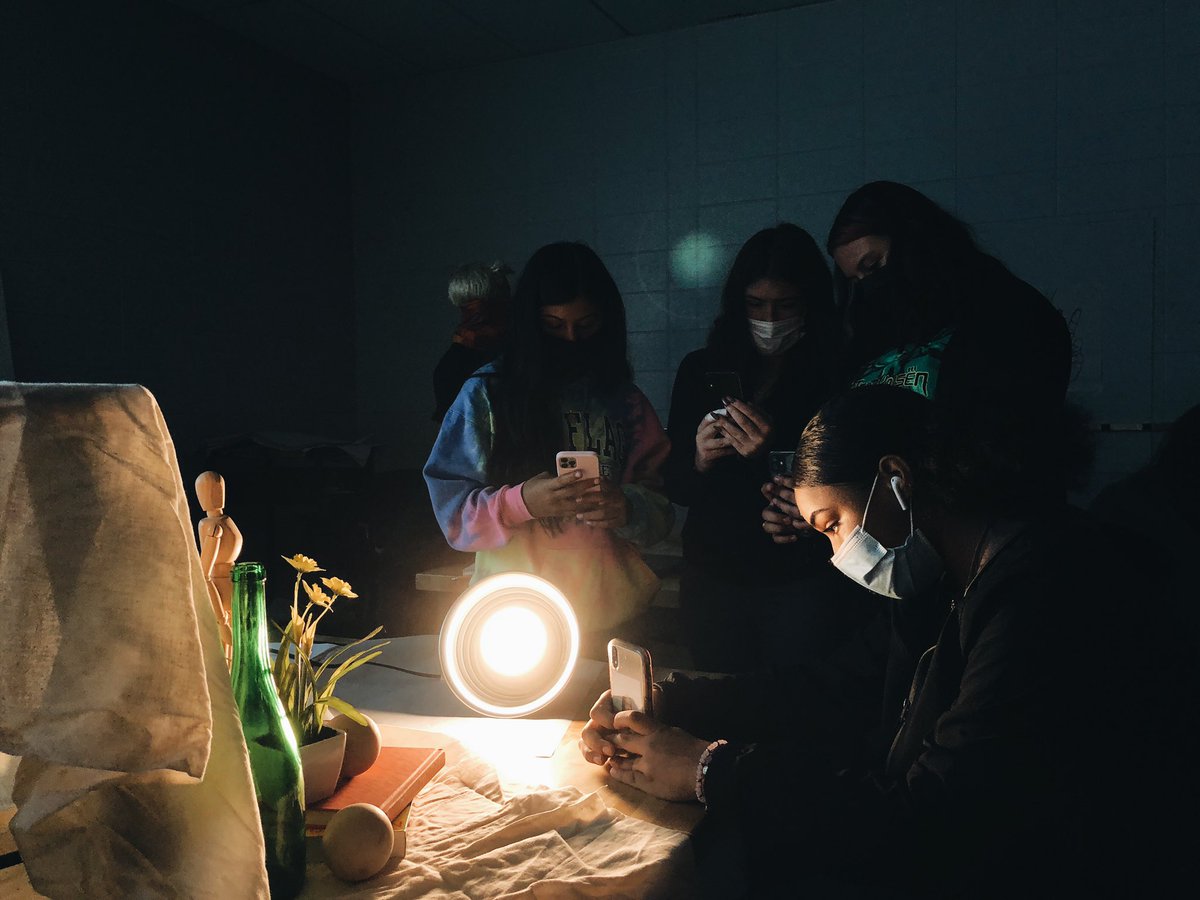 SamanthaPhotog's tweet photo. WMS artists dialoguing while studying shadow &amp; light with their collective group. #artislife #middleschoolart #challenginglearning https://t.co/5KgFfXHV4F