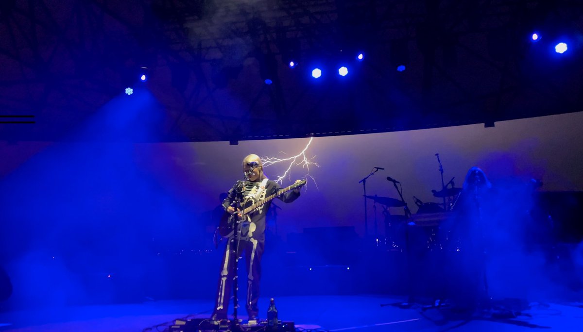 wtfandreaka's tweet photo. One more pic of @phoebe_bridgers and lightning, I can’t help it 😭 https://t.co/V56G1Qcqbx