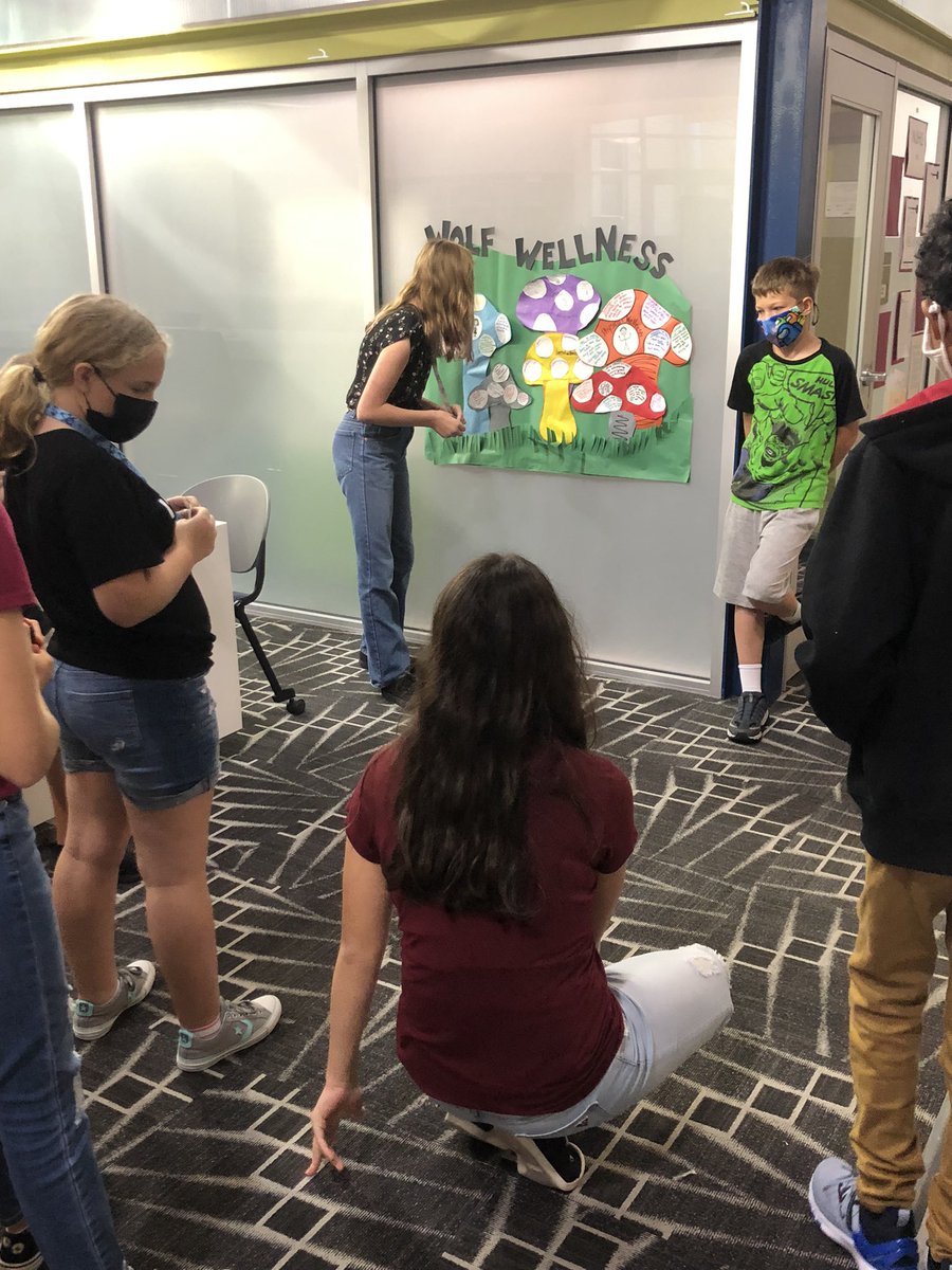 ZippLib's tweet photo. Today was presentation day. Afterwards they added ways to improve on the area of their focus. @PackPrincipal #DMSpbl #WolfWellness https://t.co/wcG1ylDDbS