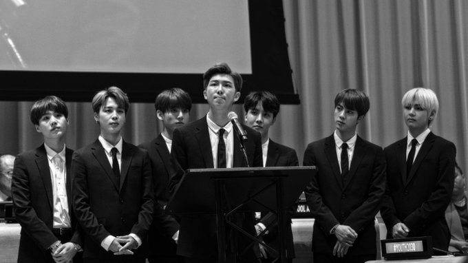 UN's tweet image. #TBT to 2018 when @BTS_twt came to UNHQ during #UNGA. 

On Monday, they will visit us again to show their support for the #GlobalGoals. 

Join them and make your promise for a better future for all: un.cheerity.com