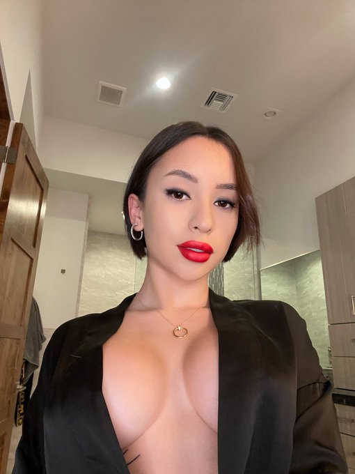 Just a friendly reminder that&hellip; I will not get a job because my only job is making guys cum spelling my<a href="/tag/newprofilepic"class="tags"><span>#newprofilepic</span></a>