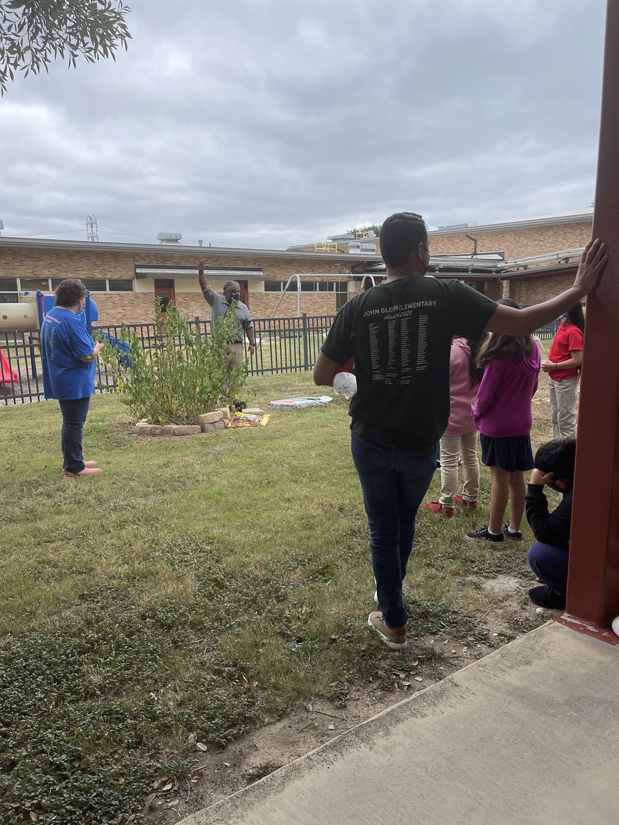 Ms_Goodday's tweet image. 5th graders @NISDGlenn gave back some love and life to nature today. Our 👩‍🚀🧑‍🚀👨‍🚀 will change the 🌎! 🚀🚀Estudiantes de 5to grado le devolvieron un poco de amor y vida a la naturaleza.  ¡Nuestros 👩‍🚀🧑‍🚀👨‍🚀 cambiarán el 🌎! @michelleRfine @JGELEMVP @NISDScience