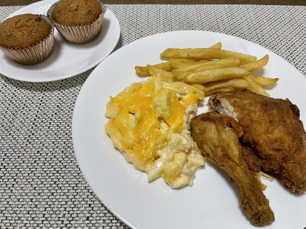 norlinkarim's tweet photo. Been trying to find ways for my girl to eat more veggies so I made a Cauliflower Mac &amp; Cheese Casserole served with fried chicken &amp; chips. I also made chocolate &amp; peanut butter chip muffins for dessert, or to have with my coffee later. #VirtualLunchDate #WAPmembers https://t.co/HztpCawsYA