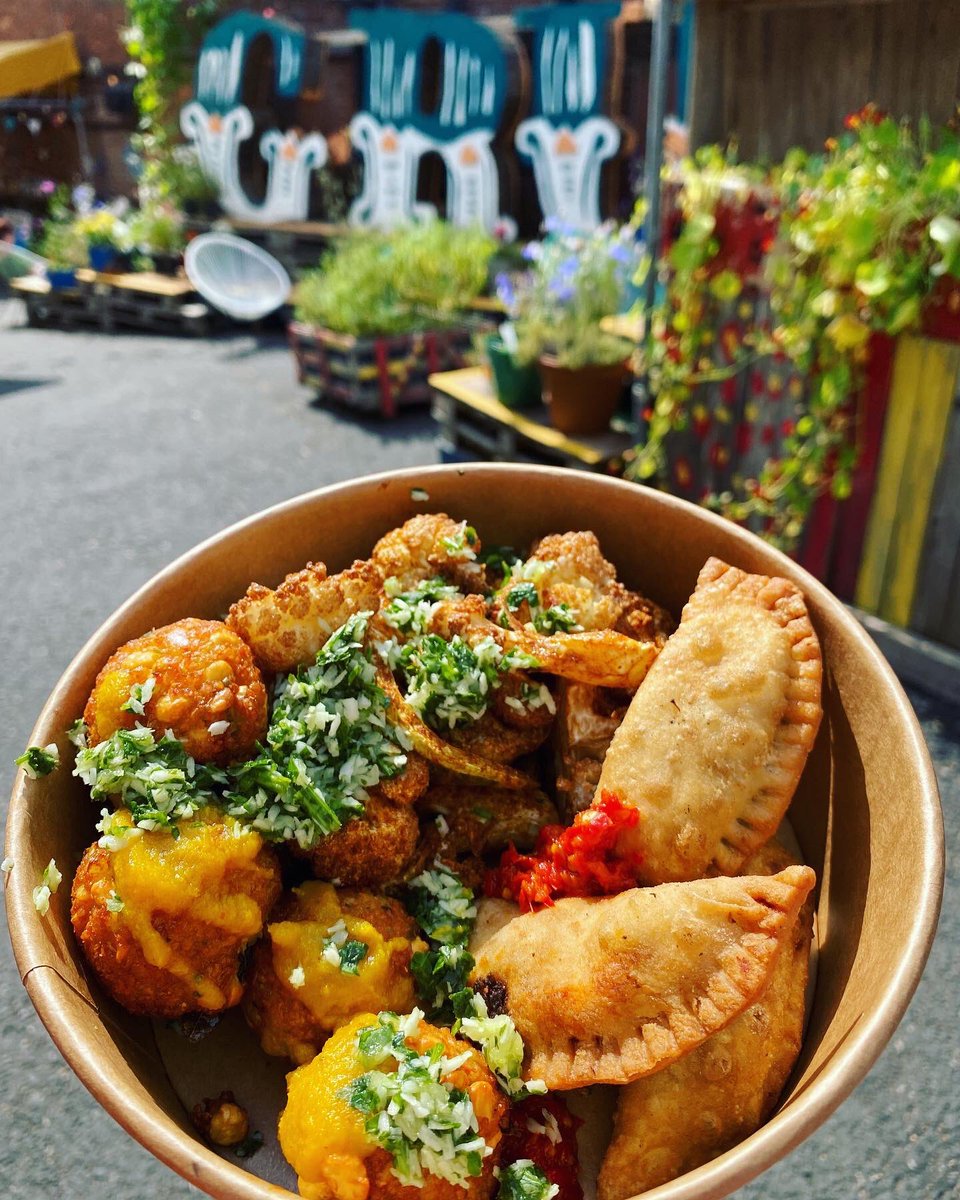 🇱🇰AUTHENTIC SRI LANKAN GRUB🇱🇰

This Sunday <a href="/archchis/">archchis</a> will be pitching up at our place to give you a taste of <a href="/BritStreetFood/">British Street Food</a> award-winning plant-powered Sri Lankan dishes.
Expect seasonal curries, coconut roti, homemade chutnies and freshly made short eats.