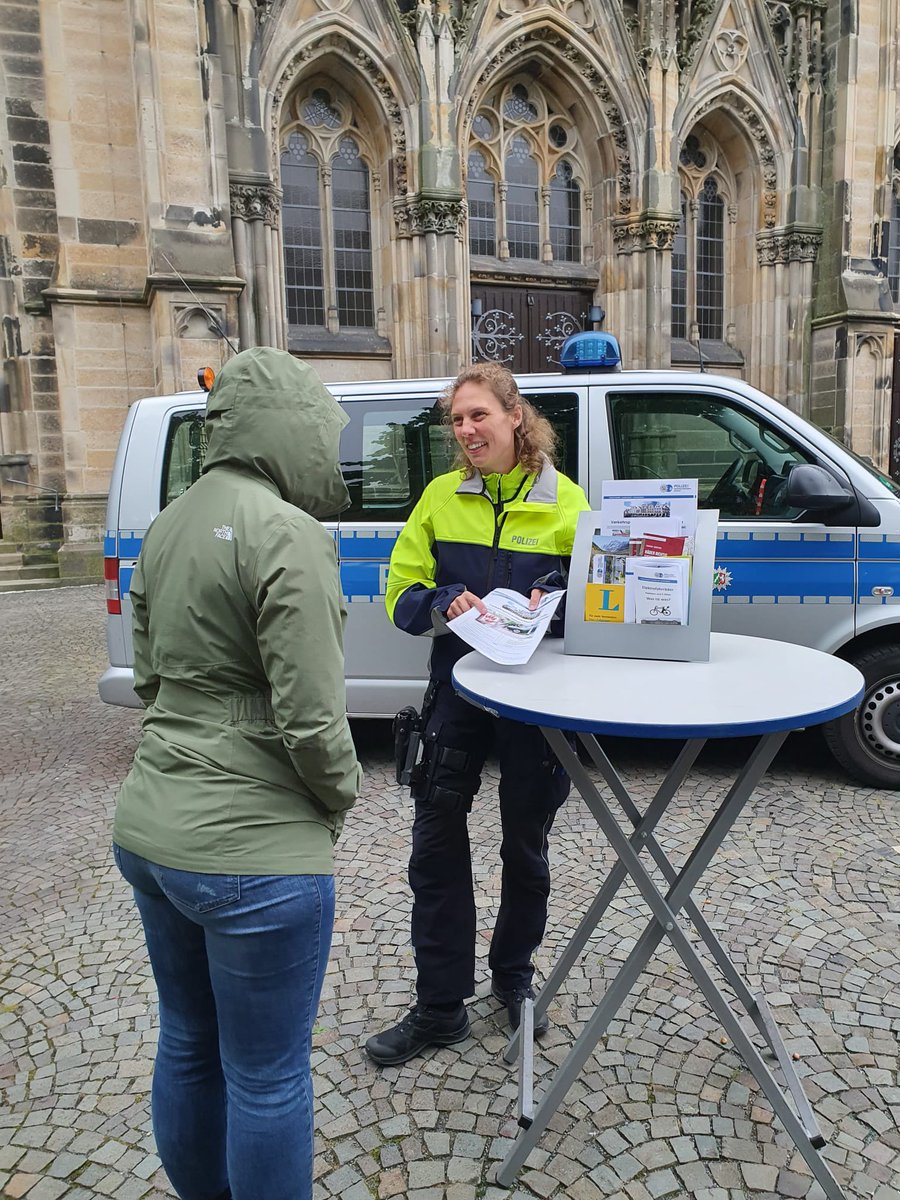 Polizei_nrw_ms's tweet photo. +++#ROADPOLSafetyDays - #Geisterradler - Infostand bis kurz vor 11+++

Steffi und Martina stehen heute auf dem #Josefskirchplatz an der #HammerStraße.Die beiden informieren im Rahmen der #ROADPOLSafetyDays über Sicherheit im Verkehr. Heute: Geisterradler. 
Kommen Sie vorbei!👮🏼‍♀️👮🏻 https://t.co/h1z1bnIYOY