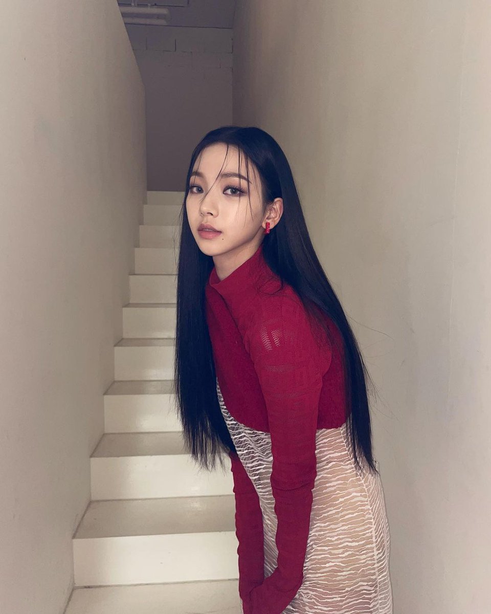aespa_rinaa's tweet photo. Beautiful suit for thepopmag with givenchyofficial and amazing artist hattiestewart at benkelwaystudio 💙
#aespa #KARINA
#POP45 https://t.co/k2QFXs0fvA