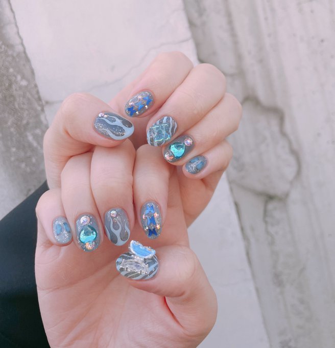 今月の爪、強めのギャルネイルにしてもらった🦋💎✨
親指のでっかい蝶が邪魔そうでかわいい 