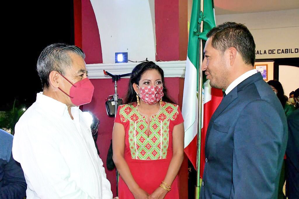 Rigoberto Chacón (@dr_rigochacon) on Twitter photo Ha sido un honor acompañar al Presidente Mpal. de Cuilapam de Guerrero <a href="/DiegoMPrezdela1/">Diego de la Cruz</a> además de coincidir con la Diputada Electa <a href="/Nancy_Benitez_/">Nancy Benítez</a> en la Ceremonia del Grito donde conmemoramos el 211 Aniv. de la Independencia de México.
¡Viva Oaxaca! 🇲🇽
#VivaMéxico Ha sido un honor acompañar al Presidente Mpal. de Cuilapam de Guerrero <a href="/DiegoMPrezdela1/">Diego de la Cruz</a> además de coincidir con la Diputada Electa <a href="/Nancy_Benitez_/">Nancy Benítez</a> en la Ceremonia del Grito donde conmemoramos el 211 Aniv. de la Independencia de México.
¡Viva Oaxaca! 🇲🇽
#VivaMéxico