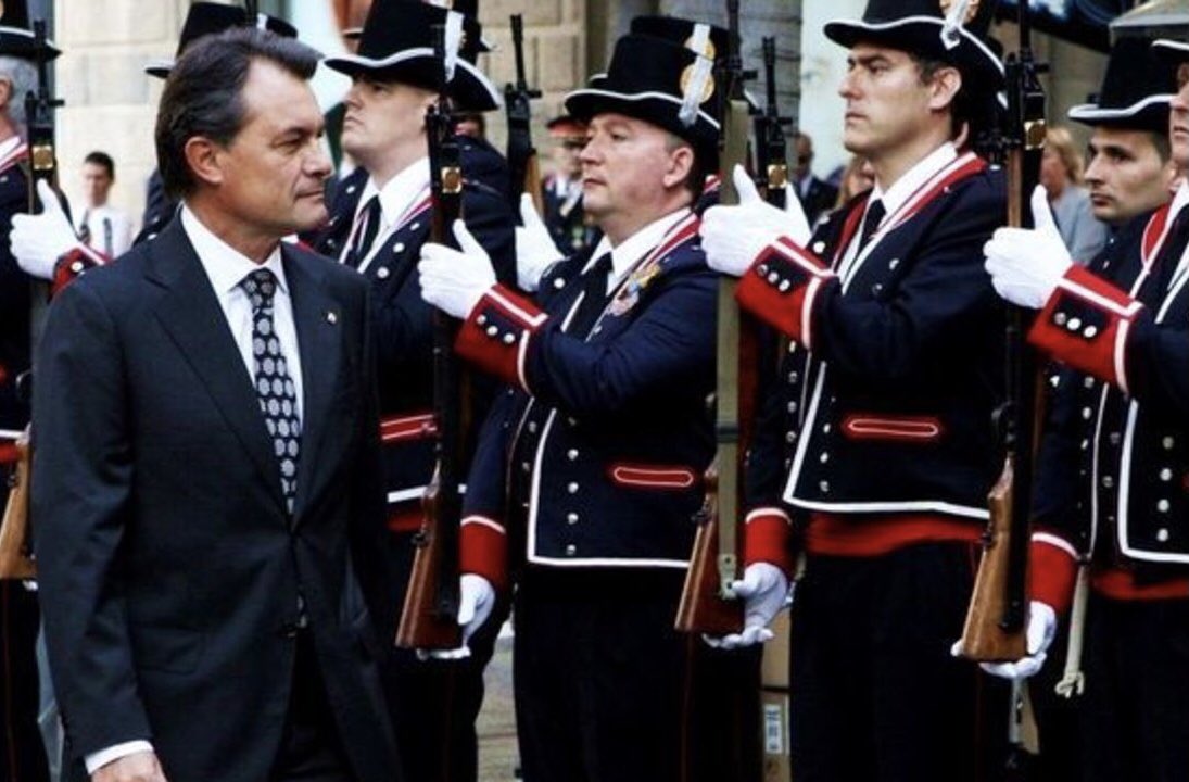 jaumeclotet's tweet photo. Una guàrdia d’honor desarmada ni és guàrdia ni és d’honor. I, des del punt de vista conceptual, rebre desarmat el teu principal adversari polític és un senyal de debilitat i de submissió. https://t.co/UWYVLY3GKe