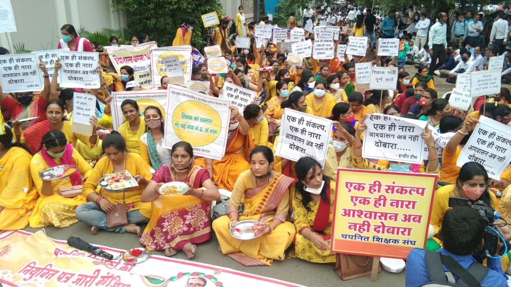 जो ज्वाइनिंग का इंतजार कर रहे हैं वह सड़क किनारे भुट्टा बेचने, गन्ने का जूस बेचने जैसा काम कर रहे हैं।

जब सड़क पर उतर कर टीचरों ने अपना ज्वाइनिंग लेटर मांगा तो उन पर लाठियां बरसाई गई, जॉइनिंग लेटर की जगह FIR की कॉपी दी गई। <a href="/ChouhanShivraj/">Shivraj Singh Chouhan</a> <a href="/JVSinghINC/">Jaivardhan Singh</a> <a href="/jitupatwari/">Jitendra (Jitu) Patwari</a> <a href="/vinodkapri/">Vinod Kapri</a>