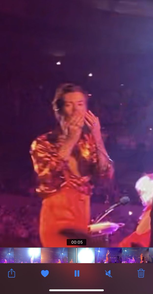 randomcamryn's tweet photo. Not Harry looking at me and blowing me a kiss :’) https://t.co/okCoy2twTI
