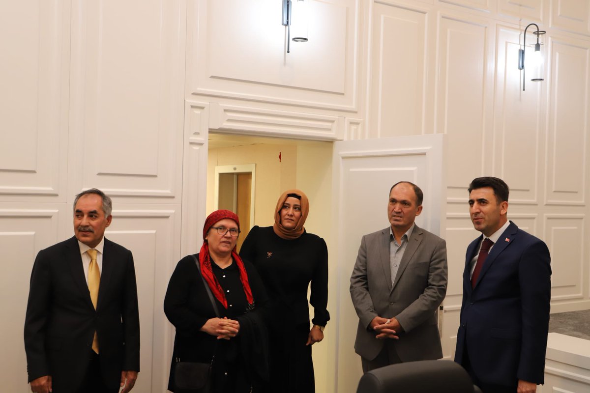 Dün çok anlamlı ve duygusal saatler yaşadık.
Şehit Öğretmen Ş. Aybüke Yalçın’ın Annesi Zehra Abla ve Babası Sadık abi ile Zehra ablanın yıllarca hizmet ettiği şehidimizin çocukluk günlerinin geçtiği genel müdürlüğümüzde buluştuk. Şehidimize rahmet minnet ve şükran duygularımızla.