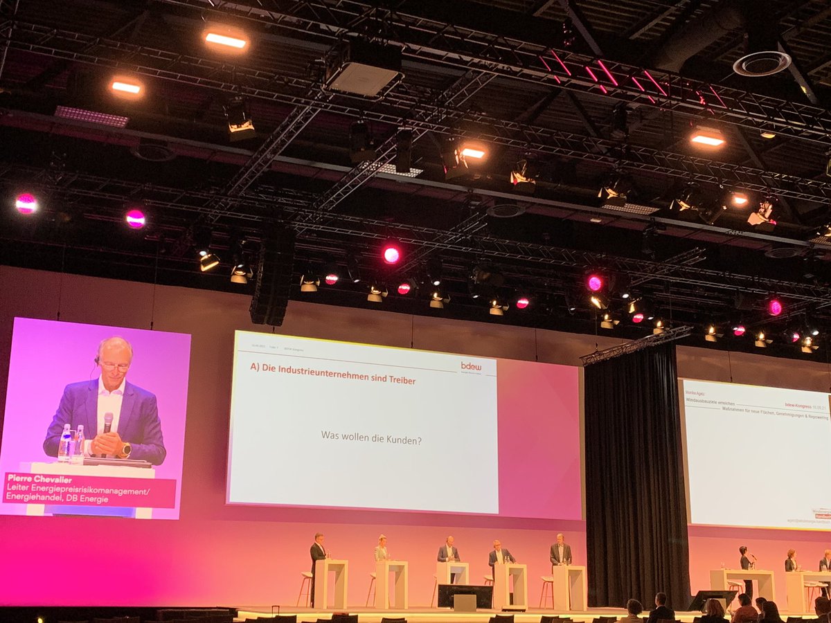 HH_Energiewerke's tweet image. Tag 2 auf dem #bdewk21. Heute u.a. mit den Herausforderungen der #Waermewende und den Lösungen der Wärme Hamburg für die klimaneutrale Wärmeversorgung der Zukunft.