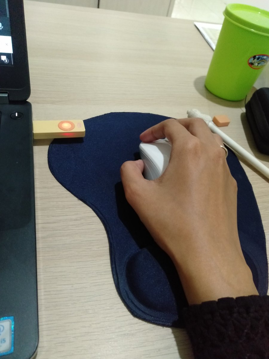yourcomfortmake's tweet photo. Tiap hari pegang mouse, pegang tangan kamunya kapan? https://t.co/fAeosehbsM