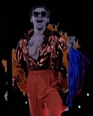 harry styles        //      harry styles
singing wmyb    //    singing wmyb
    in 2012          //           in 2021